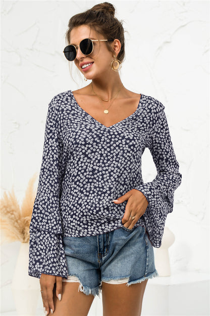 Blusa con escote en V y mangas acampanadas con margaritas suaves