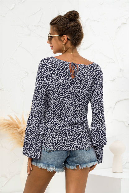 Blusa con escote en V y mangas acampanadas con margaritas suaves