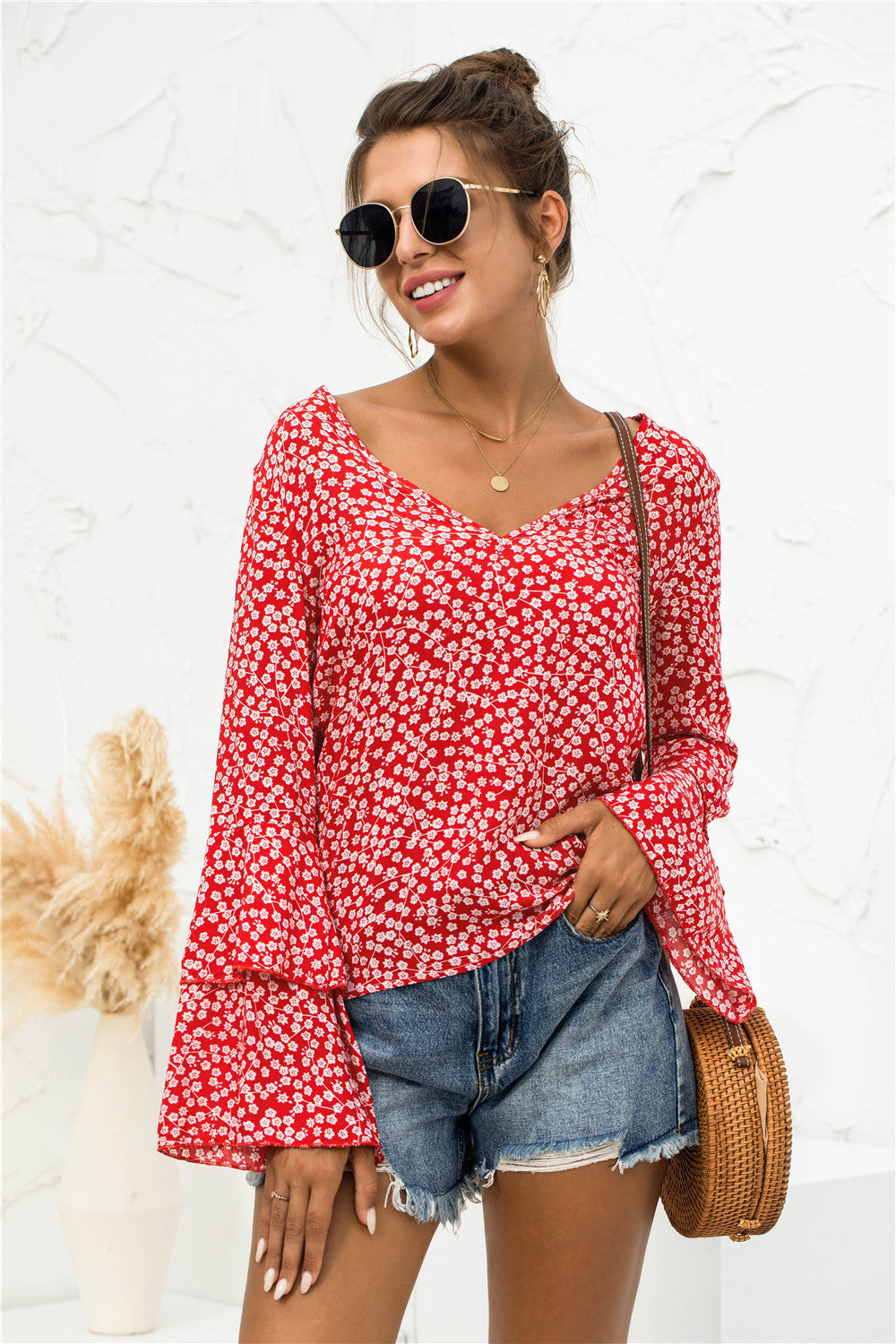 Blusa con escote en V y mangas acampanadas con margaritas suaves