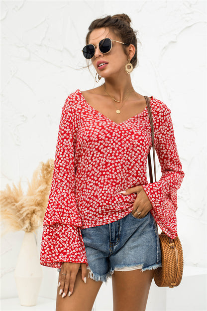 Blusa con escote en V y mangas acampanadas con margaritas suaves