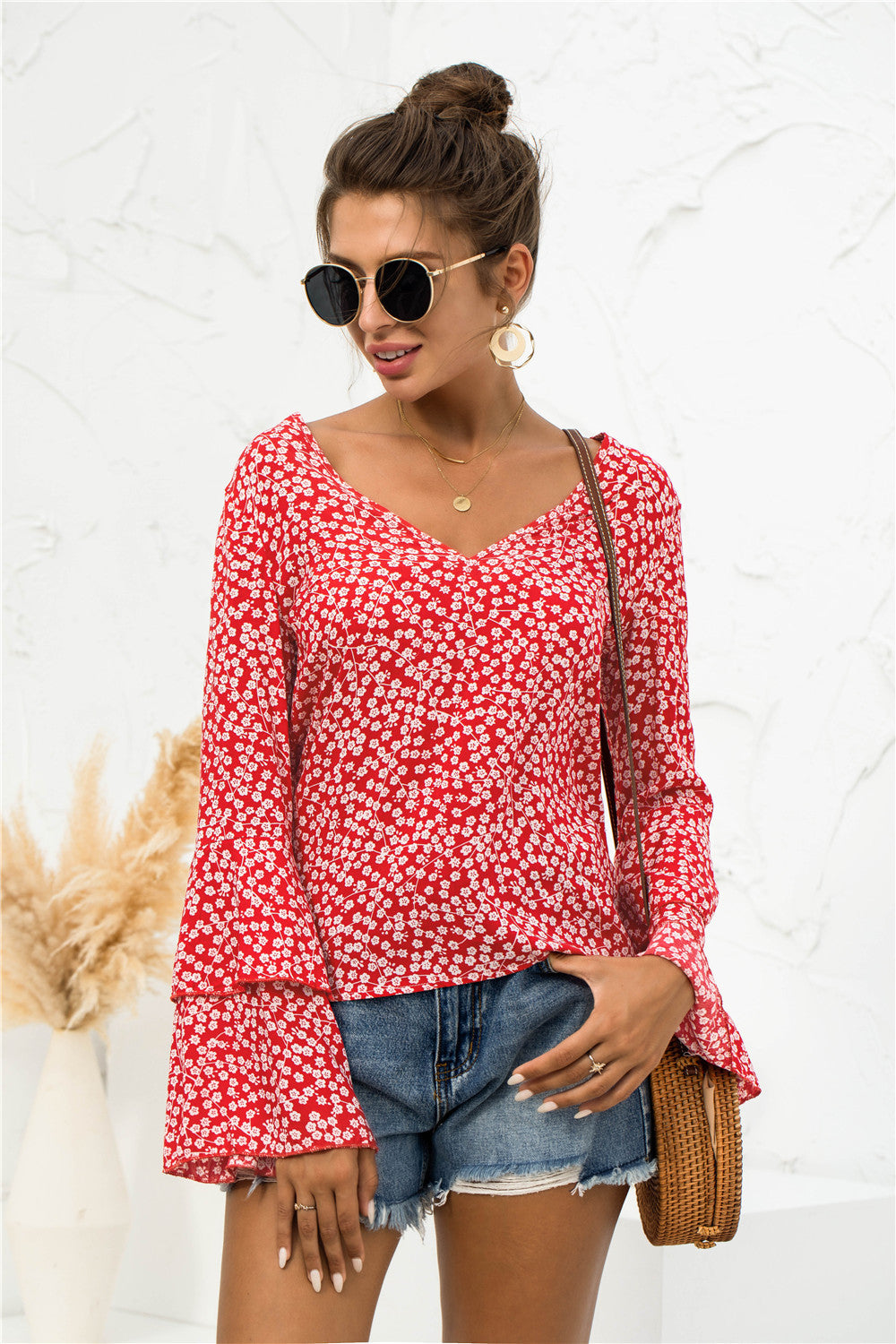 Blusa con escote en V y mangas acampanadas con margaritas suaves