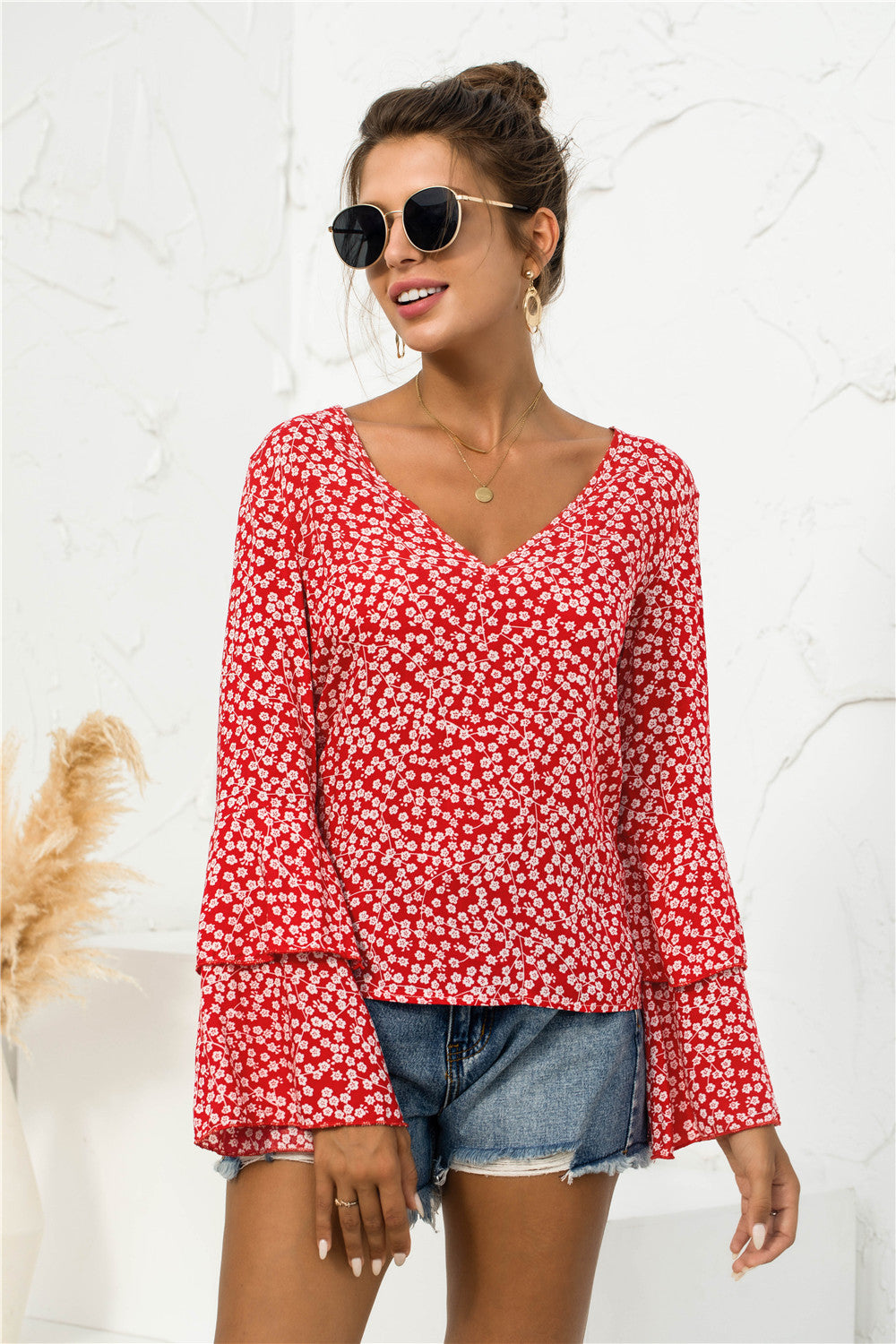 Blusa con escote en V y mangas acampanadas con margaritas suaves