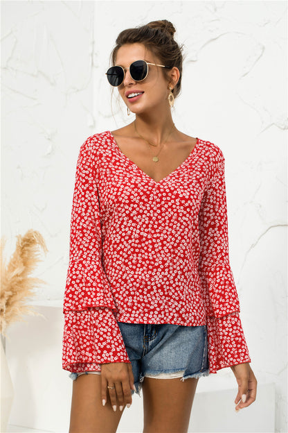 Blusa con escote en V y mangas acampanadas con margaritas suaves