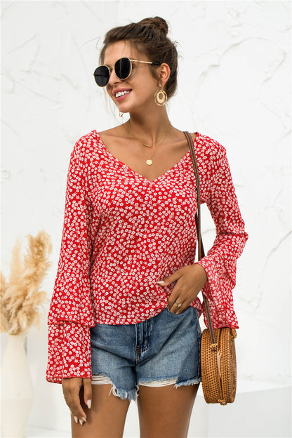 Blusa con escote en V y mangas acampanadas con margaritas suaves