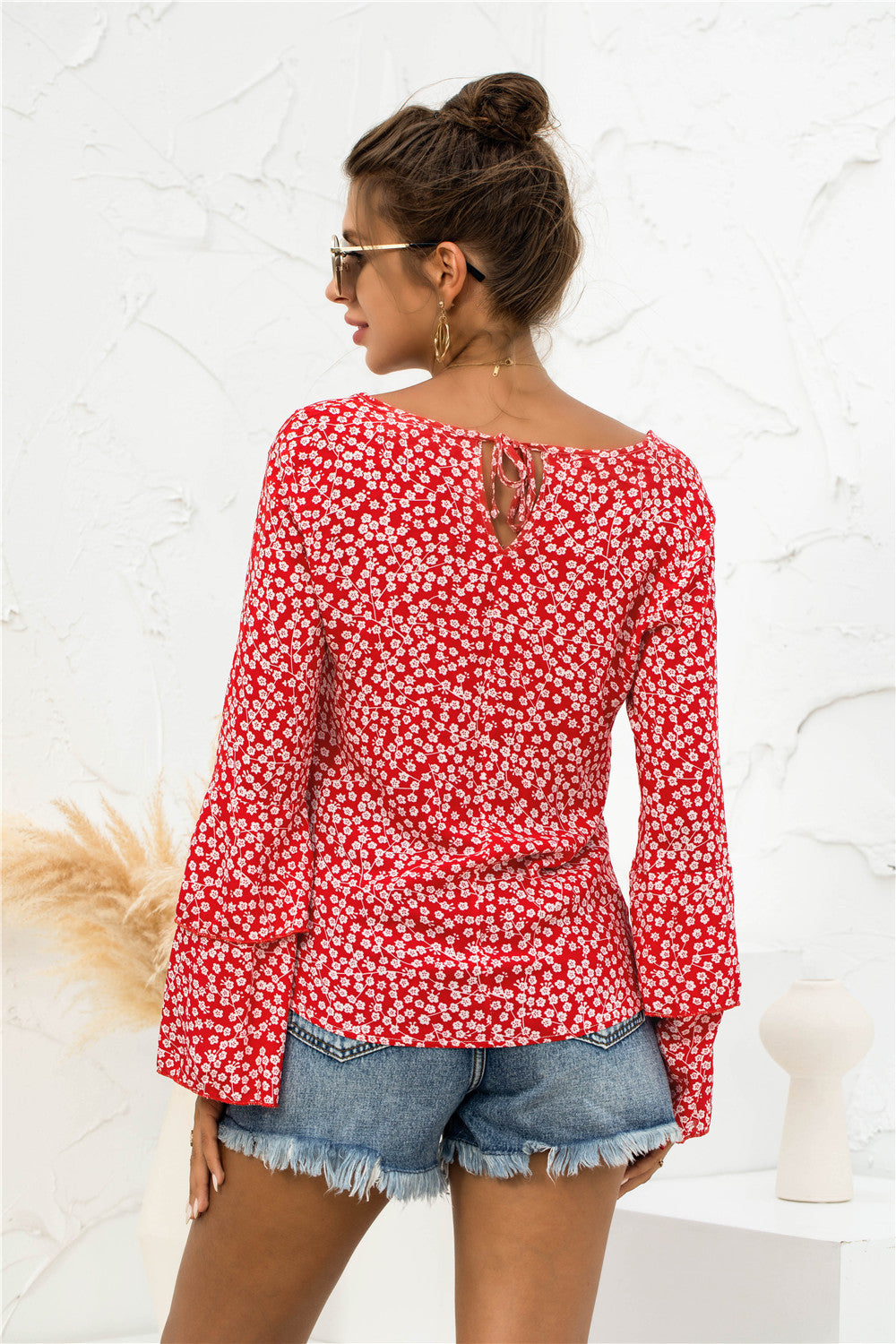 Blusa con escote en V y mangas acampanadas con margaritas suaves