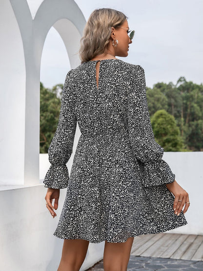Vestido con vuelo y botones con estampado de lunares combinados