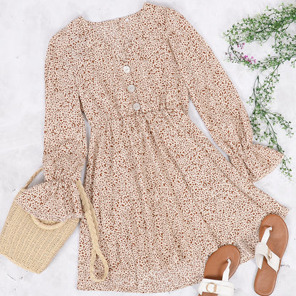 Vestido con vuelo y botones con estampado de lunares combinados