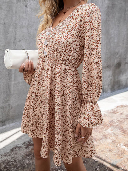 Vestido con vuelo y botones con estampado de lunares combinados
