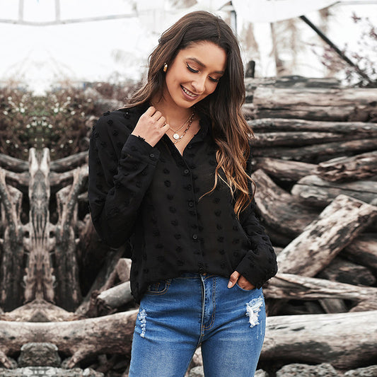 Blusa con cuello abotonado y puntos con clip