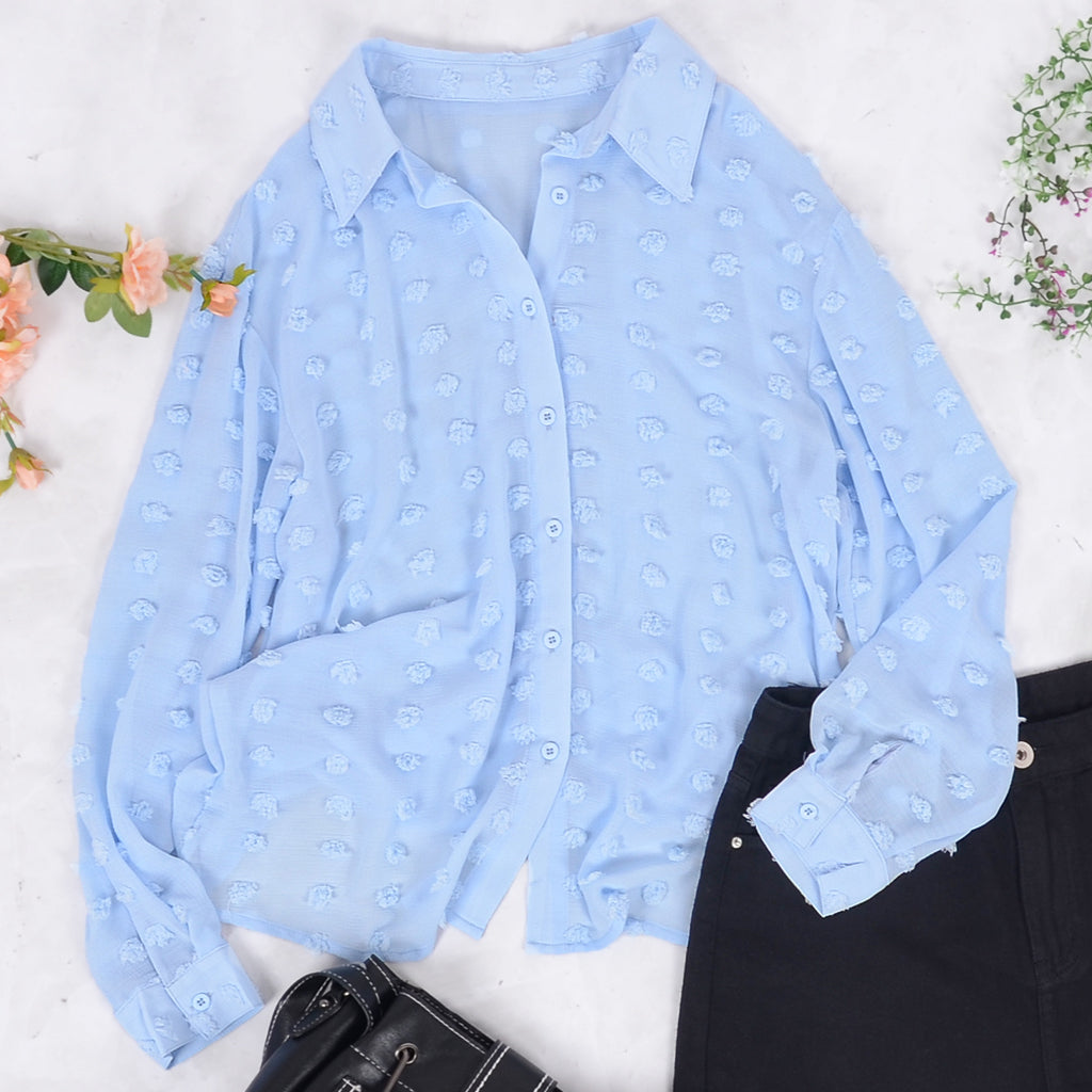 Blusa con cuello abotonado y puntos con clip