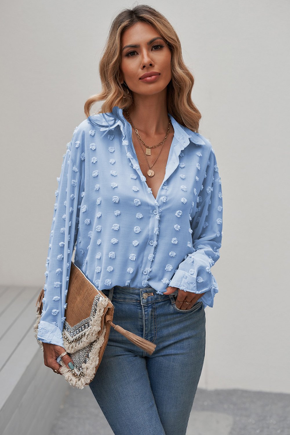 Blusa con cuello abotonado y puntos con clip
