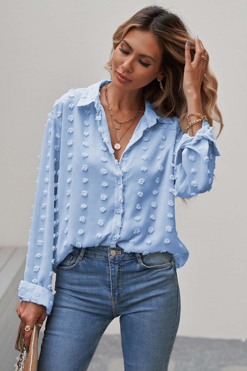 Blusa con cuello abotonado y puntos con clip