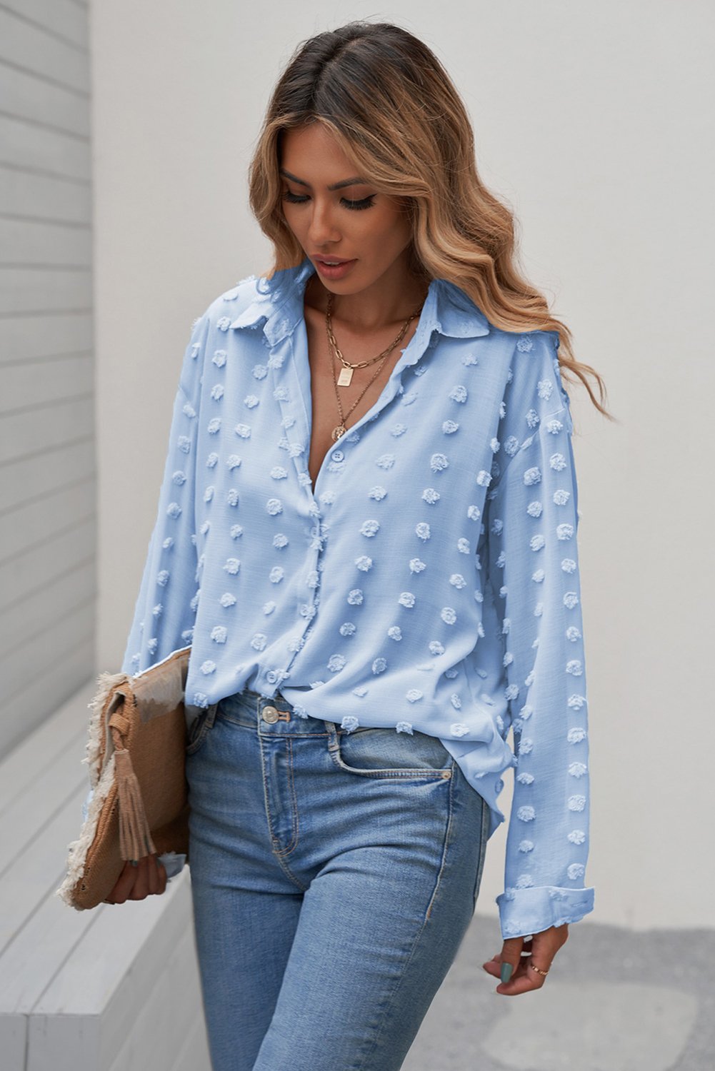 Blusa con cuello abotonado y puntos con clip
