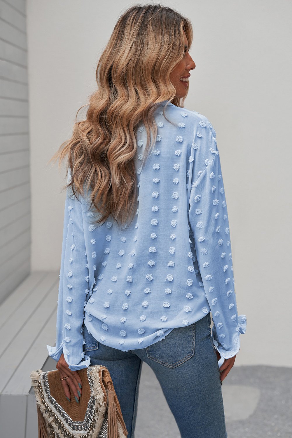 Blusa con cuello abotonado y puntos con clip