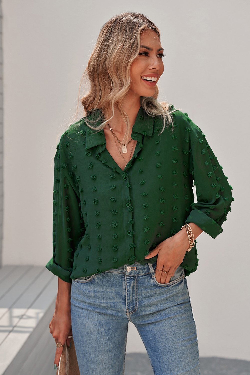 Blusa con cuello abotonado y puntos con clip