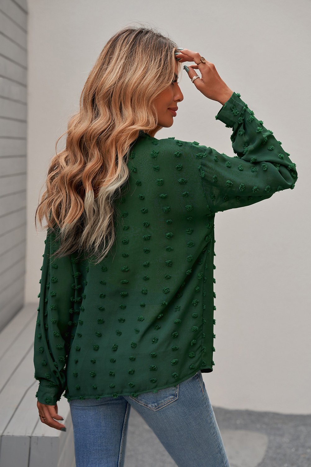 Blusa con cuello abotonado y puntos con clip