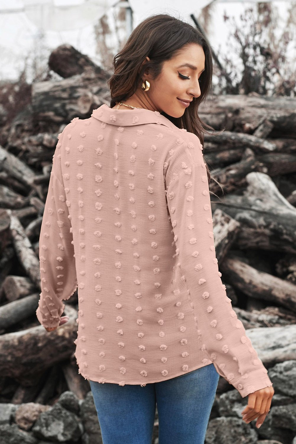 Blusa con cuello abotonado y puntos con clip