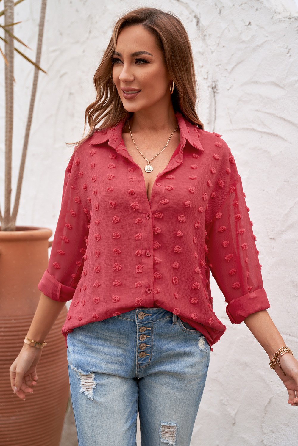 Blusa con cuello abotonado y puntos con clip