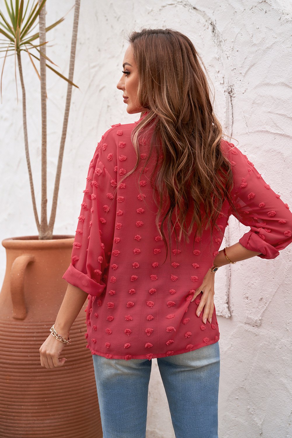 Blusa con cuello abotonado y puntos con clip