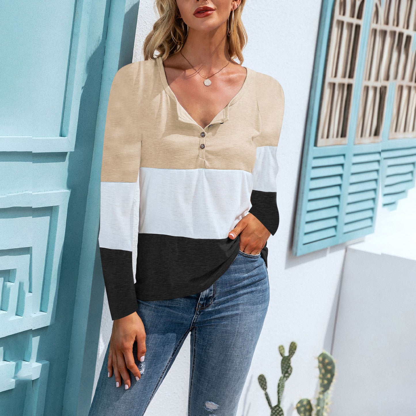 Blusa con escote en V y botones con bloques de color