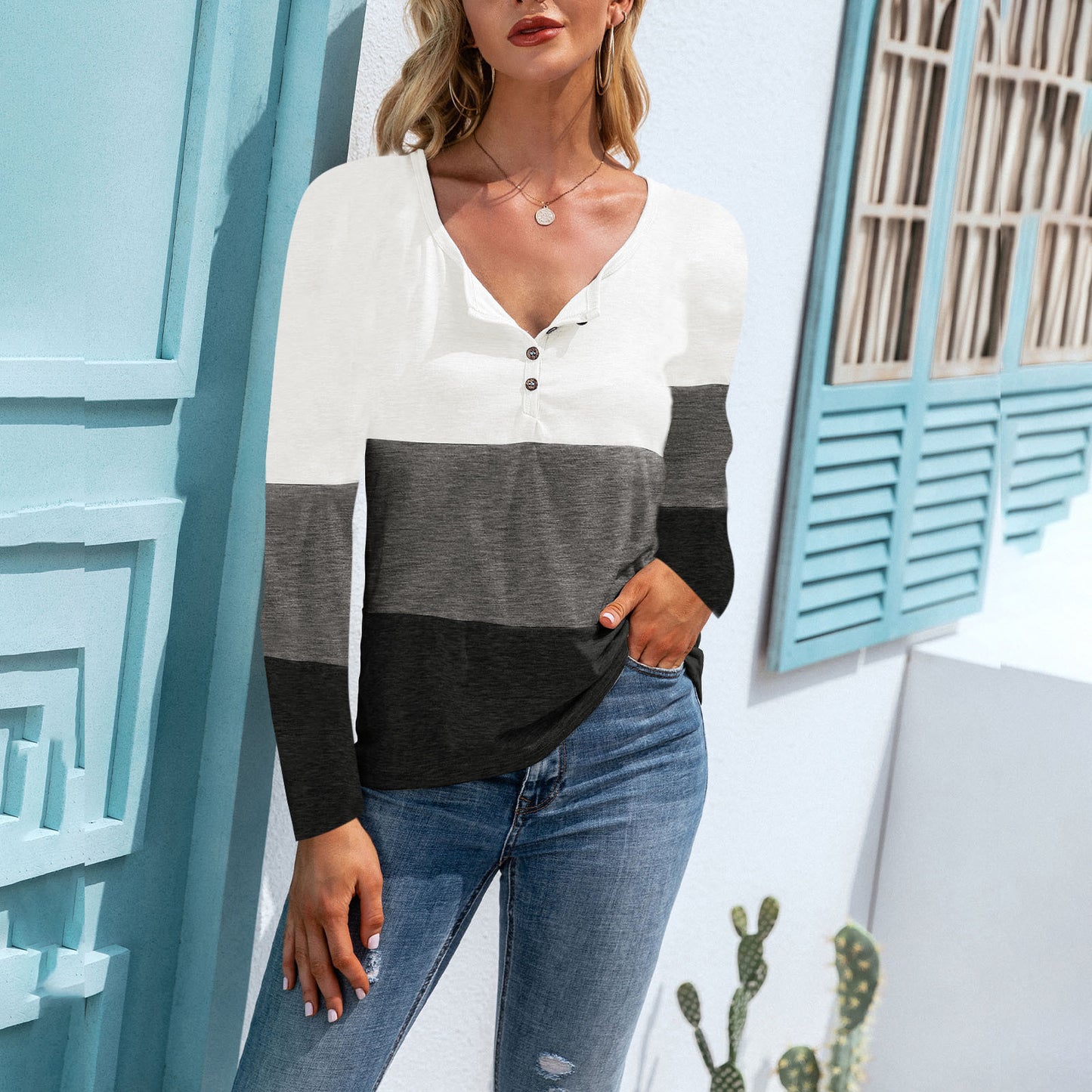 Blusa con escote en V y botones con bloques de color