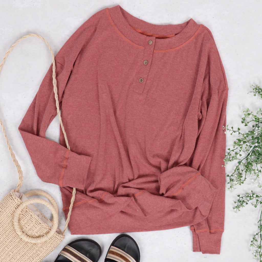 Blusa de manga larga con botones y diseño lujoso