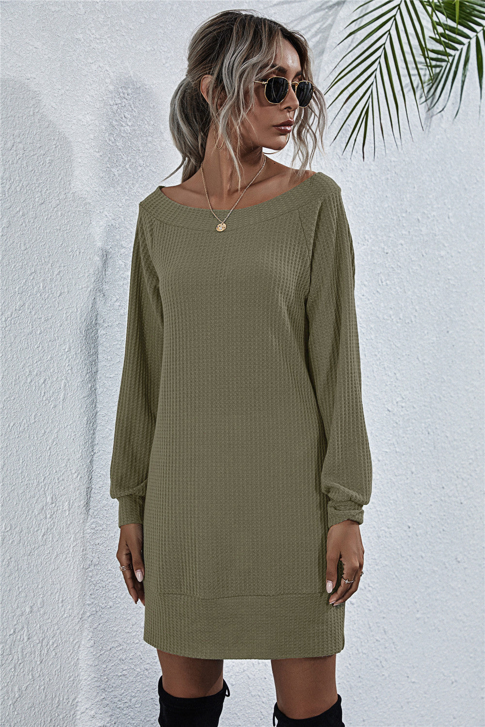 Vestido otoñal de cuello barco y punto gofre 