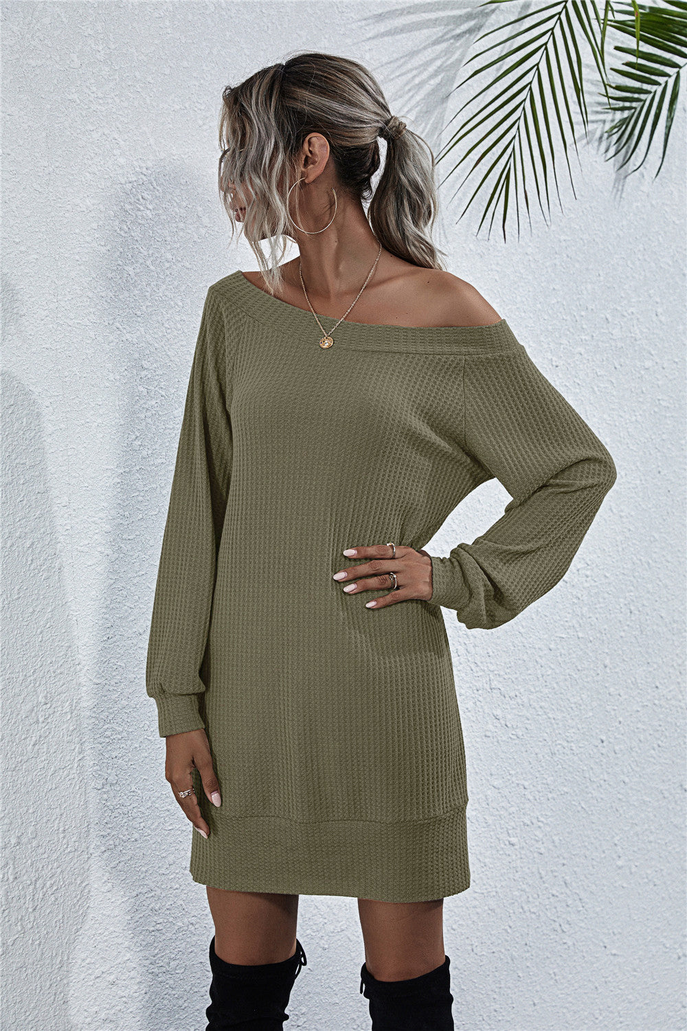 Vestido otoñal de cuello barco y punto gofre 