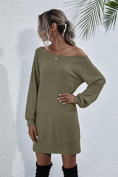 Vestido otoñal de cuello barco y punto gofre 