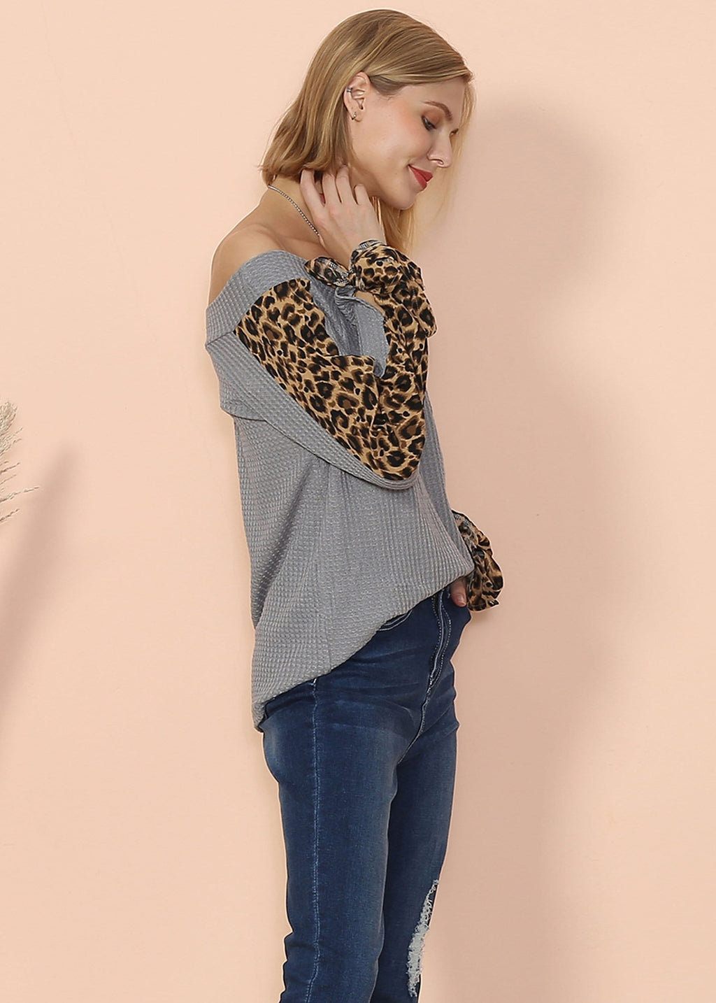 Jersey de punto de leopardo con hombros descubiertos y manga larga