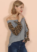 Jersey de punto de leopardo con hombros descubiertos y manga larga