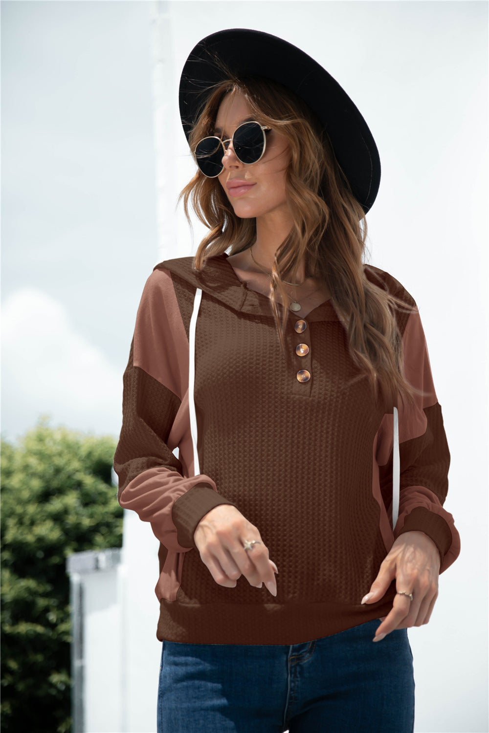 Sudadera con capucha y botones de punto en tonos mixtos