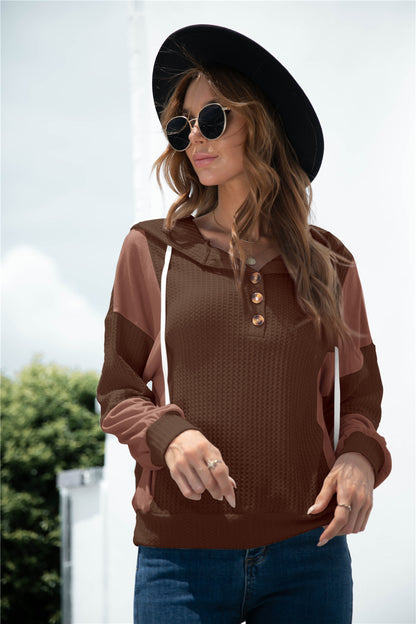 Sudadera con capucha y botones de punto en tonos mixtos
