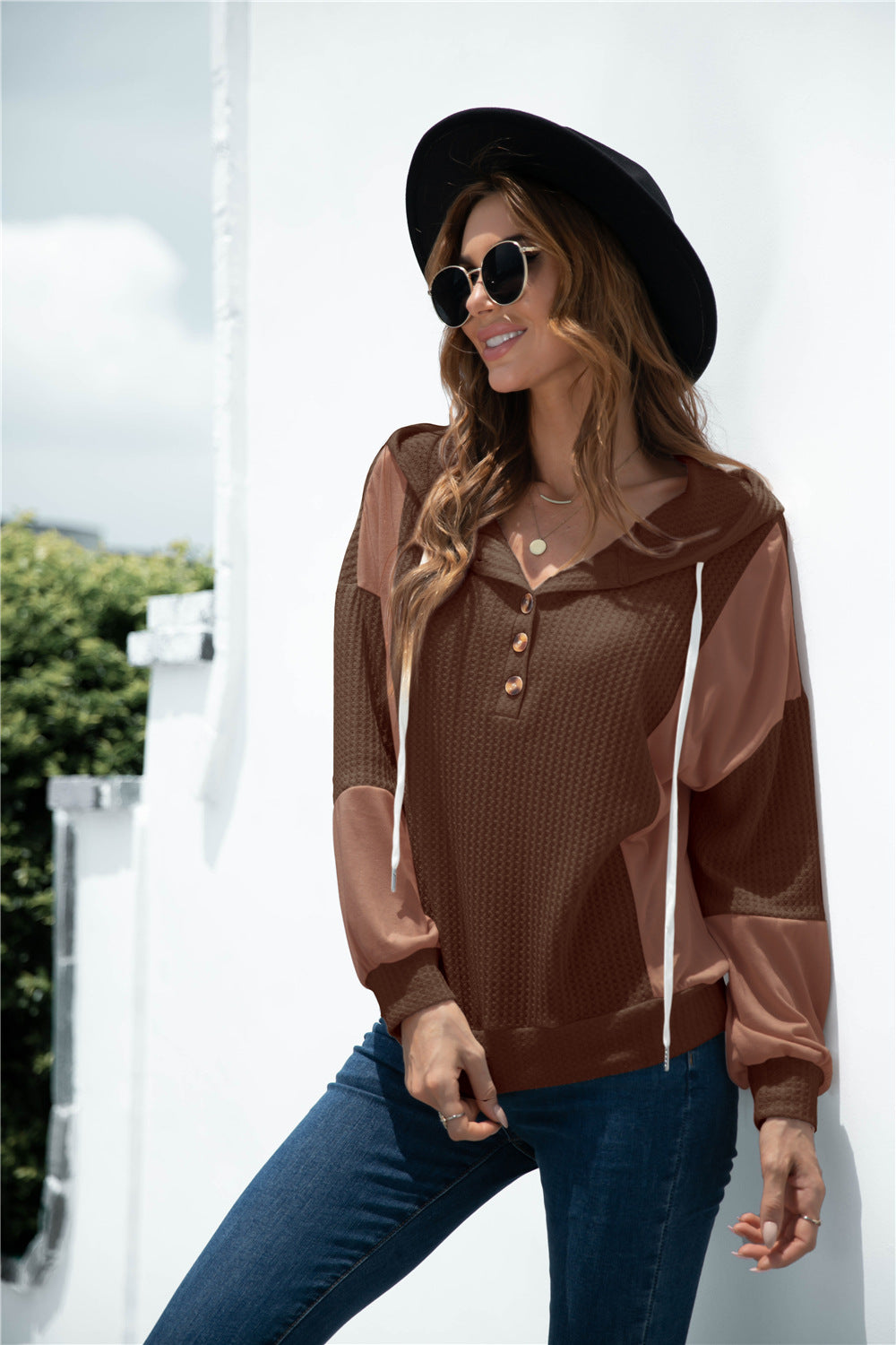 Sudadera con capucha y botones de punto en tonos mixtos