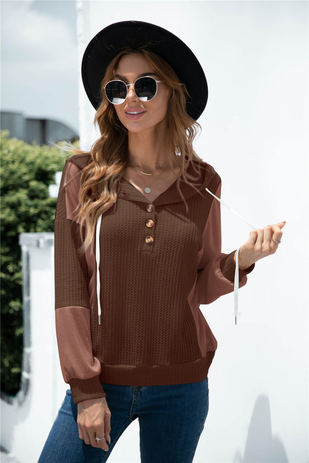 Sudadera con capucha y botones de punto en tonos mixtos