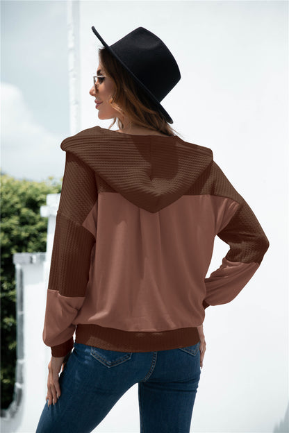 Sudadera con capucha y botones de punto en tonos mixtos