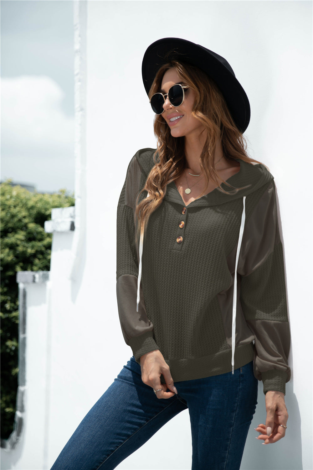 Sudadera con capucha y botones de punto en tonos mixtos