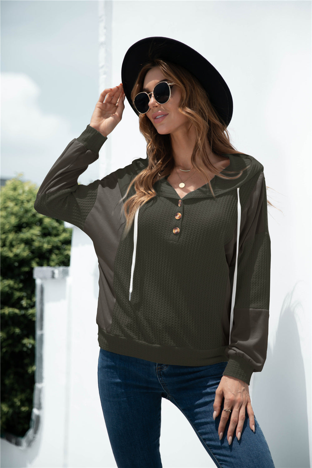 Sudadera con capucha y botones de punto en tonos mixtos