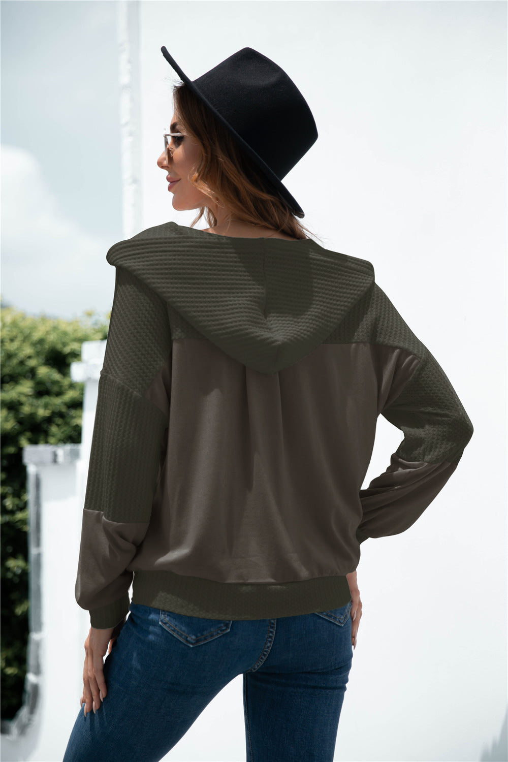 Sudadera con capucha y botones de punto en tonos mixtos