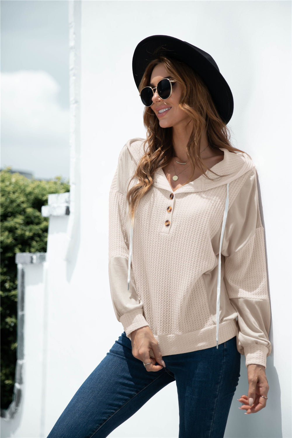 Sudadera con capucha y botones de punto en tonos mixtos