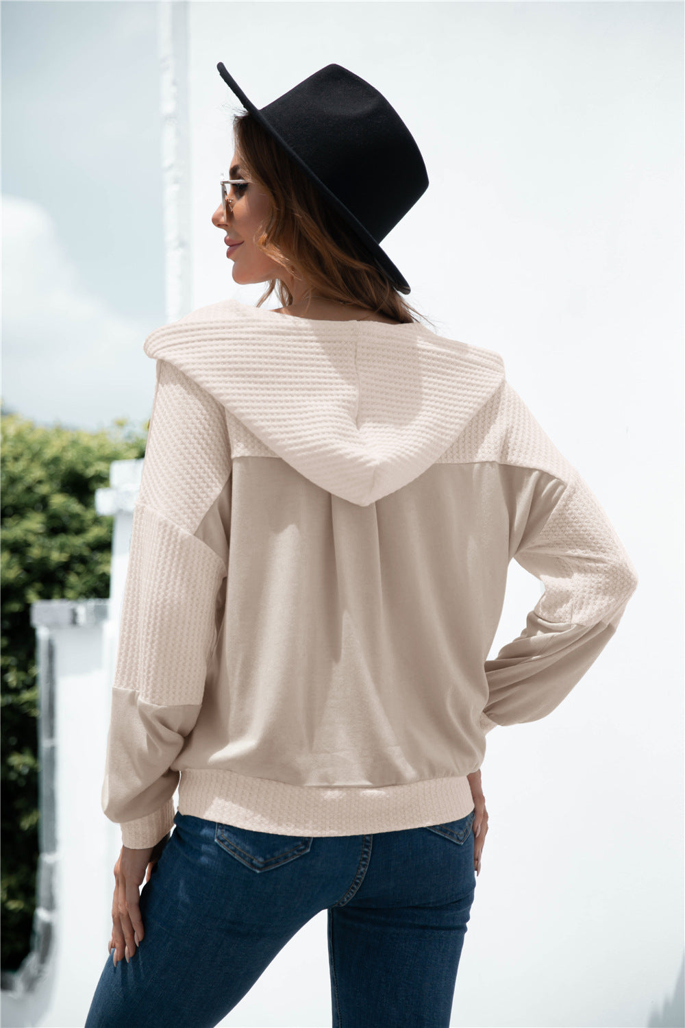Sudadera con capucha y botones de punto en tonos mixtos