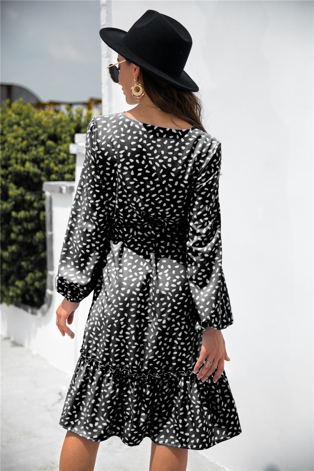 Vestido túnica con volantes y botones con estampado de lunares
