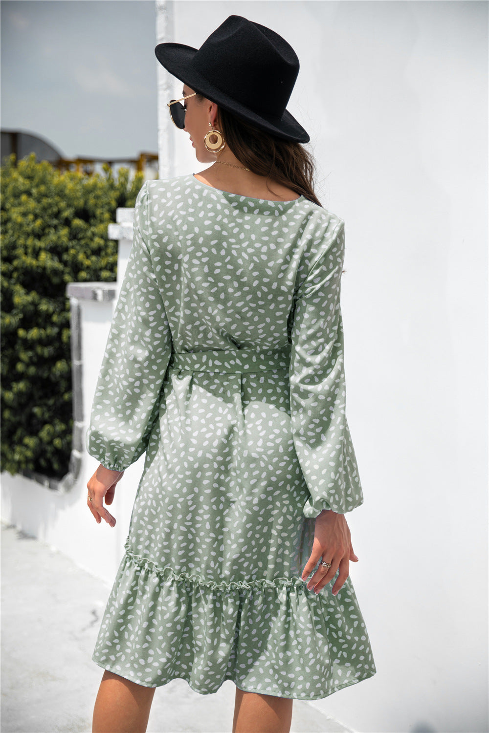Vestido túnica con volantes y botones con estampado de lunares