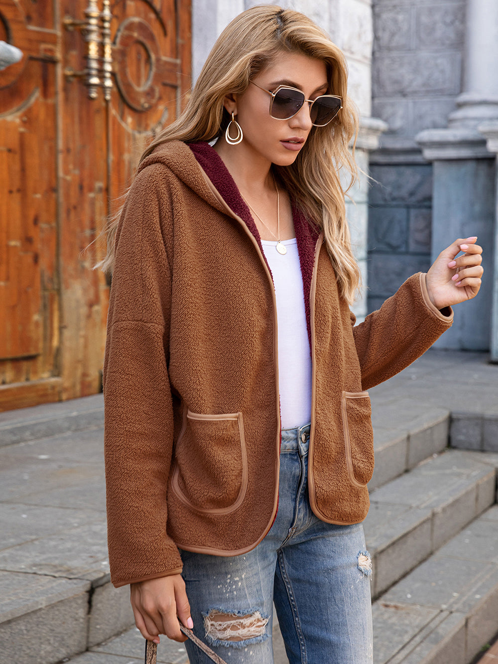 Sudadera con capucha y bolsillo frontal abierto de polar