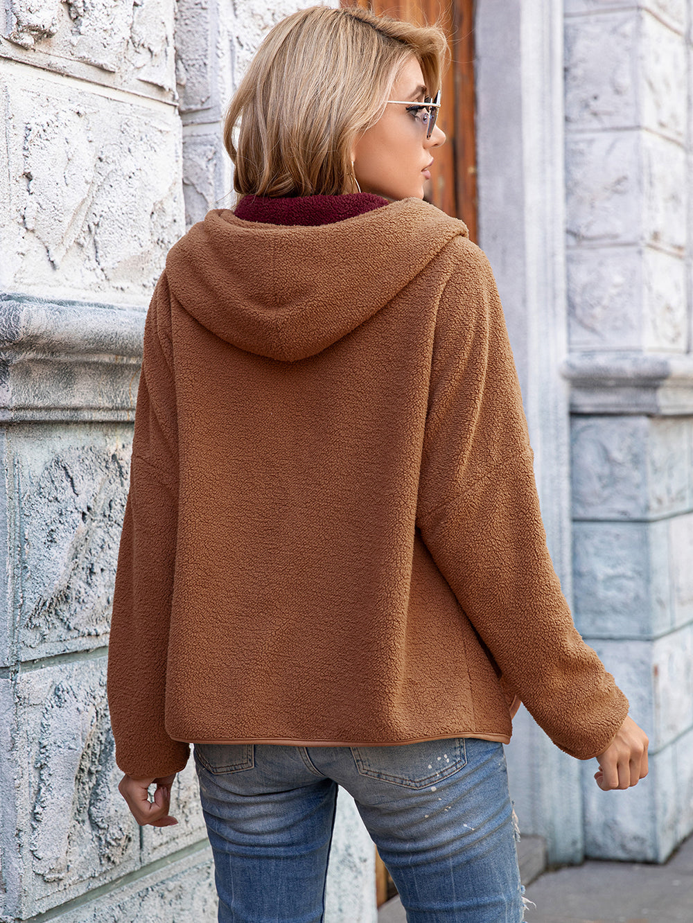 Sudadera con capucha y bolsillo frontal abierto de polar