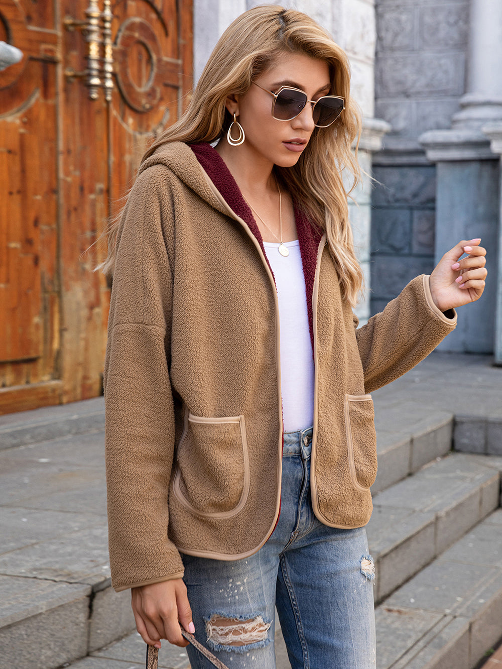 Sudadera con capucha y bolsillo frontal abierto de polar
