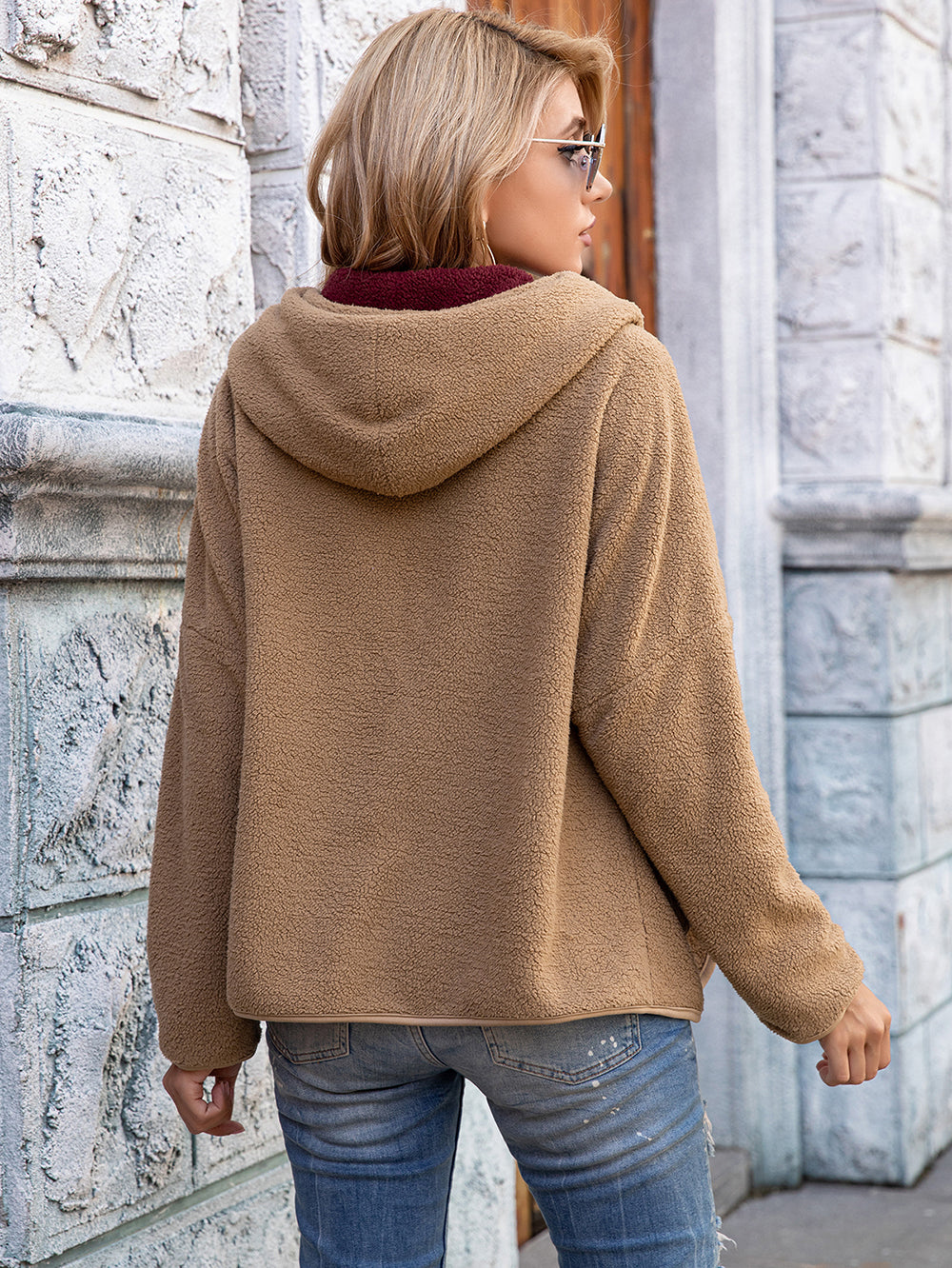 Sudadera con capucha y bolsillo frontal abierto de polar