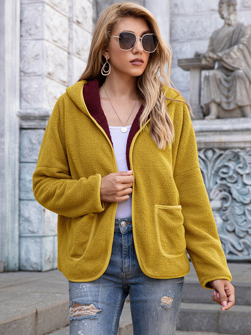 Sudadera con capucha y bolsillo frontal abierto de polar