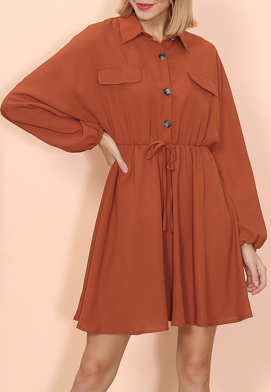 Vestido con volantes, mangas farol y cuello abotonado
