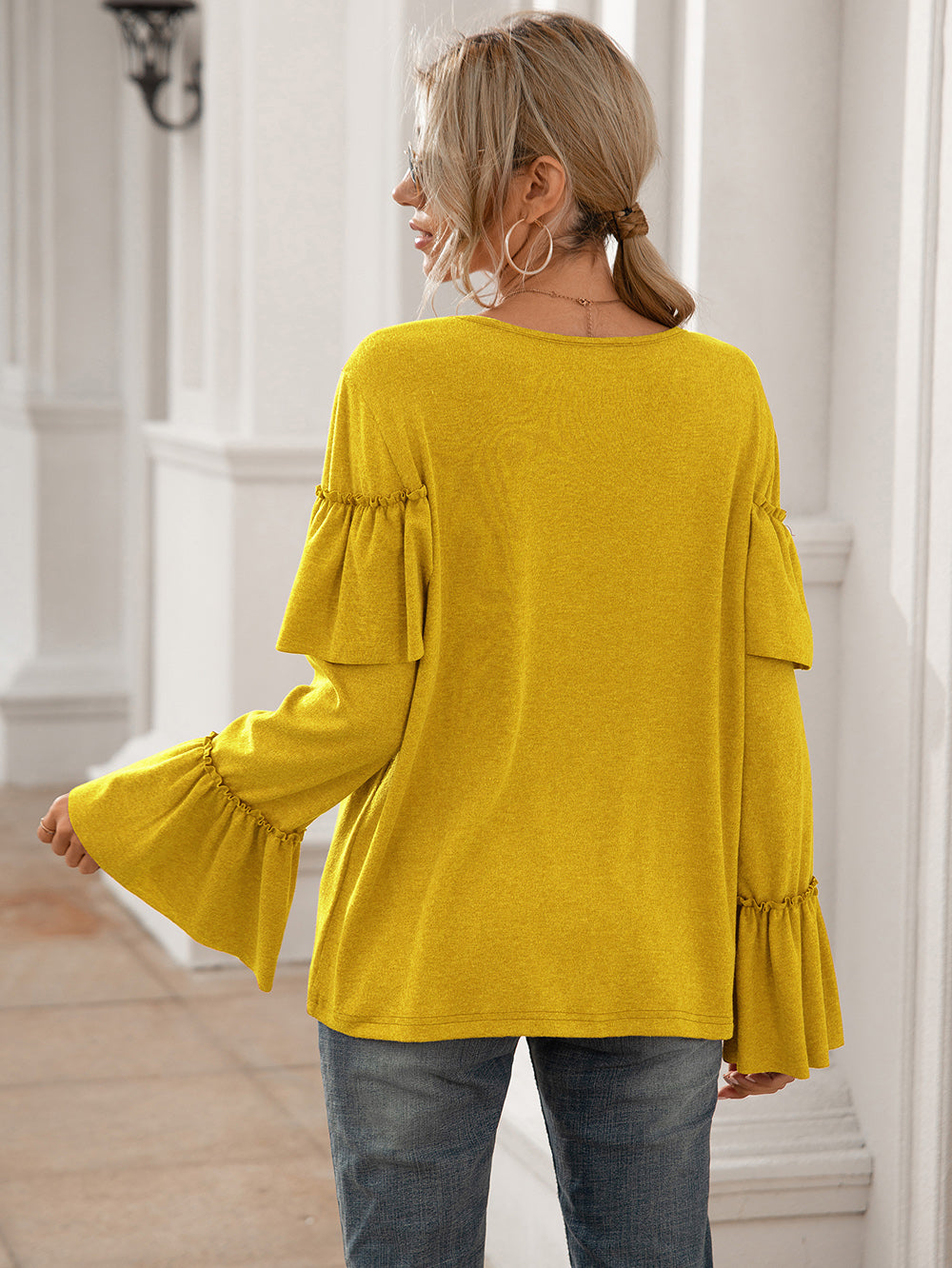 Blusa de manga larga con volantes en el pecho